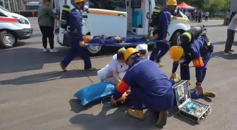 #泰国新闻 洛坤府海滩出现罕见箱型水母 13岁少年戏水遭蜇不幸身亡 2026年8月4日消息，洛坤府斯春县班威塔海滩发生致命意外，13岁学生Nantaphat（…