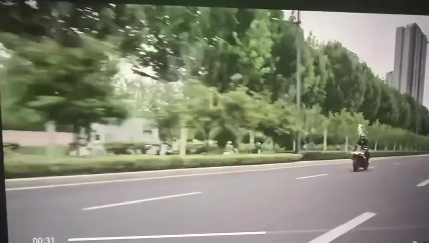 网传：江苏南京 一网红女骑违规变道敲车主车窗，账号被网友扒出后关闭评论。 其丈夫私信车主代道歉，称现在很多“无脑网友”冲到她的账号辱骂网暴她，她现在很害怕………