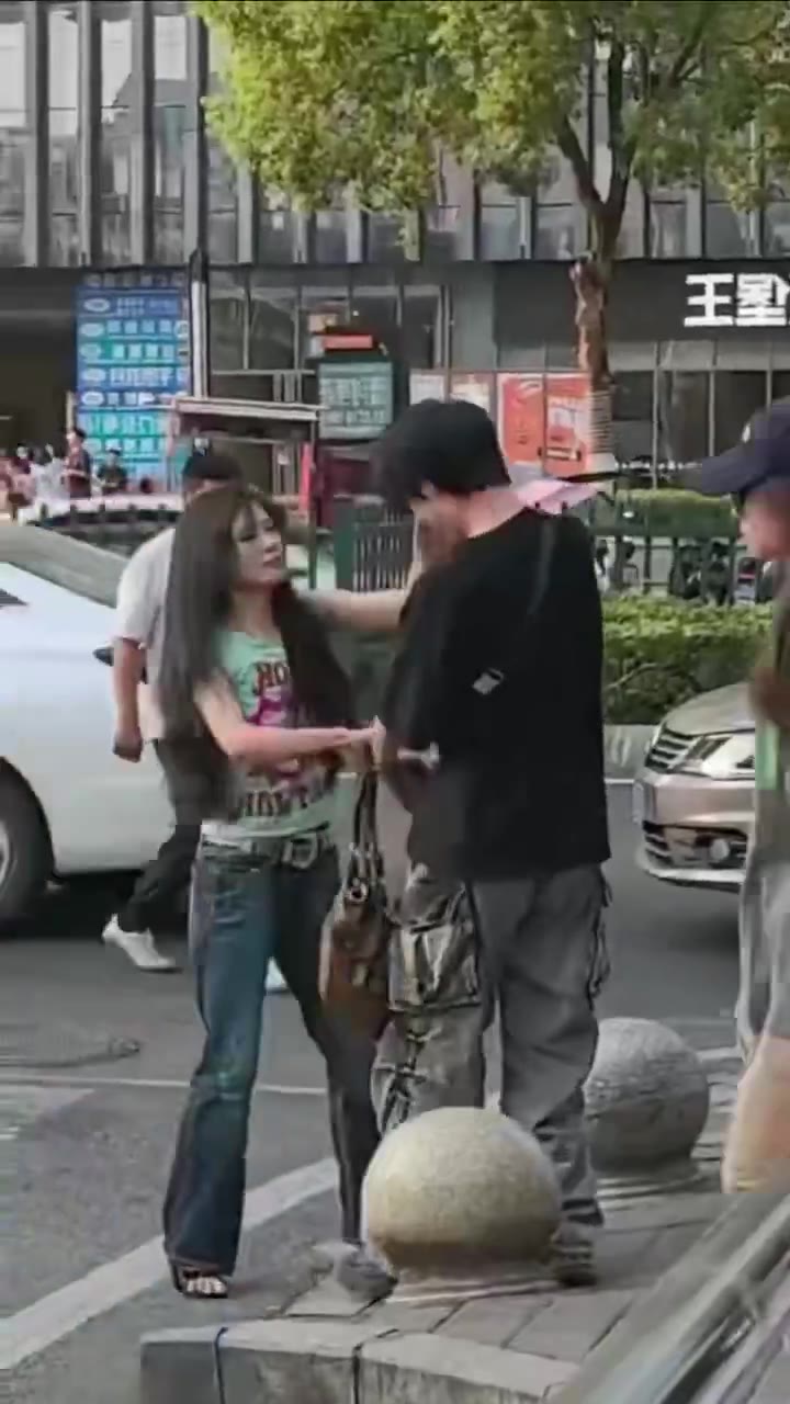 渣男出轨，被小仙女一顿暴击（视频 1/2）