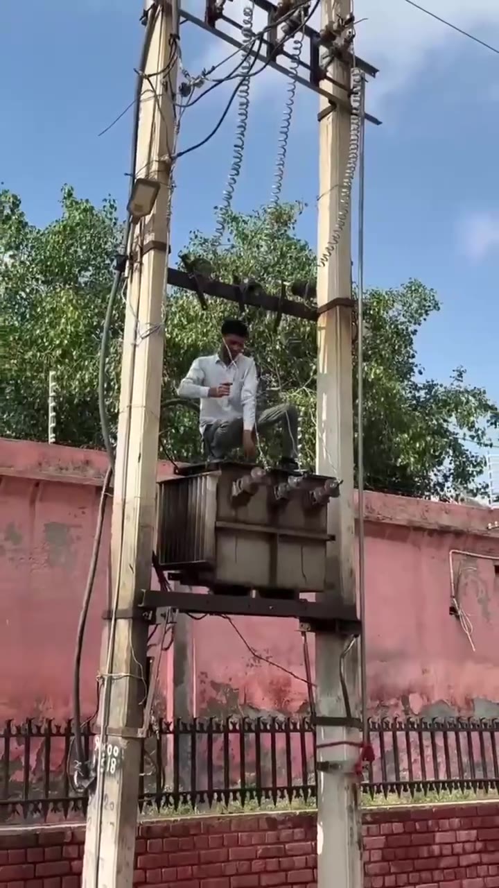印度 🇮🇳 #作死 爬电线杆 #触电（视频 1/1）