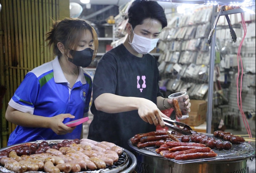 🇨🇳🇻🇳在越南掀起热潮的5种中国美食 近三年来，多种源自中国的美食和饮品通过短视频平台进入越南市场，一度引发年轻人排队抢购。曾在越南爆红的包括： 石板烤香肠：…