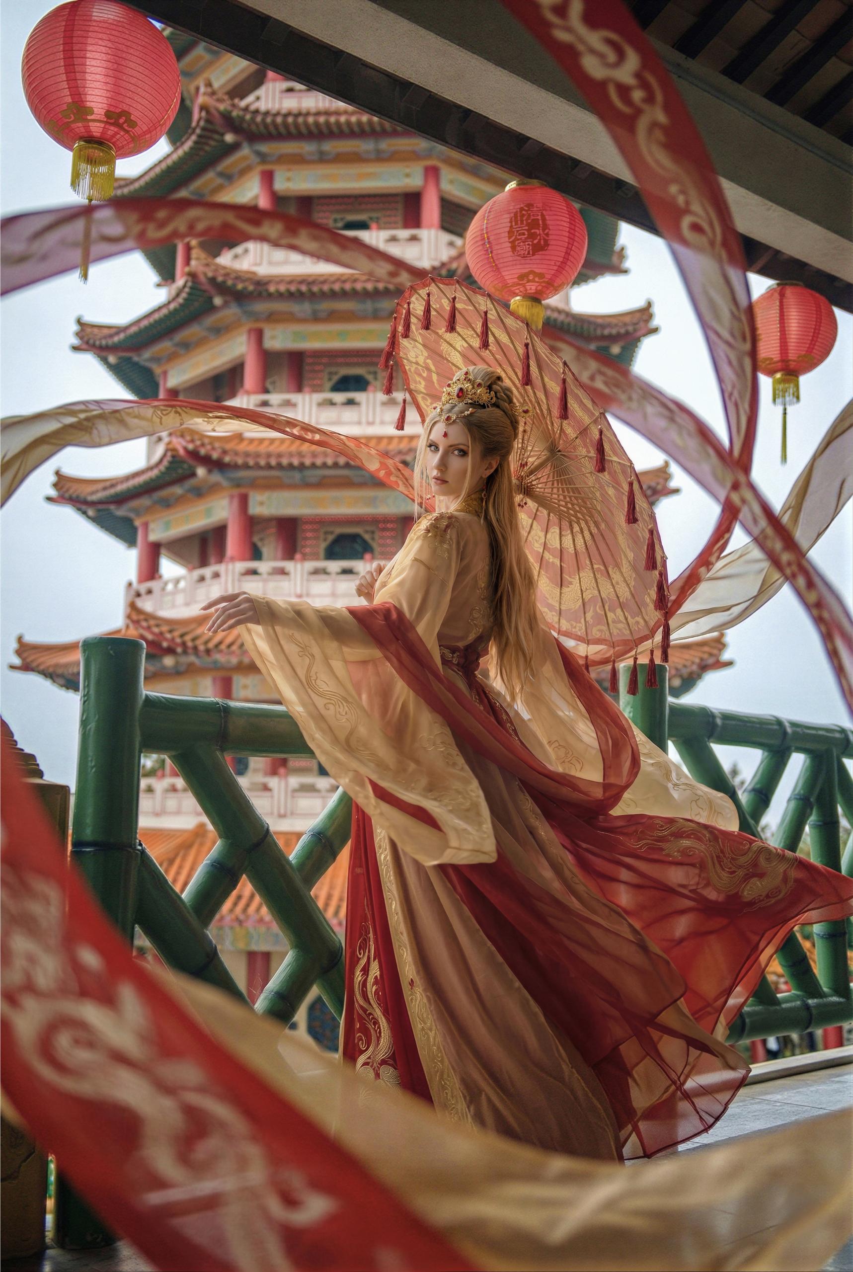 你好，这位是仙气飘飘的罗刹国女侠 带我家俄罗斯太太在马来西亚庙宇拍了一组汉服。 之前在天后宫拍的时候，有人说为什么披头散发，看着像妖[汗颜R]。 其实那天是吉隆坡正午 38℃，顶着全妆和厚厚的汉服袍子，真的快被热化了。 后来当地朋友推荐我们去云顶高原（Genting Highlands）的清水岩庙（Chin Swee Caves Temple Kuil Gua Chin Swee），还开车亲自带我们过去。 山上大概只有 18℃，一下从“吉隆坡桑拿房”回到我们熟悉的“北欧舒适…（图片 1/8）