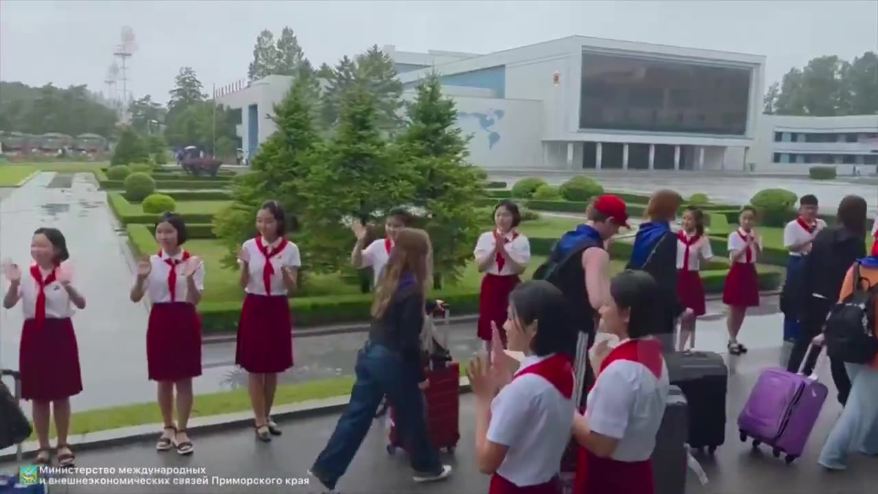 俄罗斯 小学生 被送往 朝鲜 度假 🇷🇺🇰🇵 约 400 名俄罗斯儿童抵达朝鲜松涛园国际少年团夏令营。 除了休闲活动外，行程还包括参观与朝鲜意识形态相关的景点…