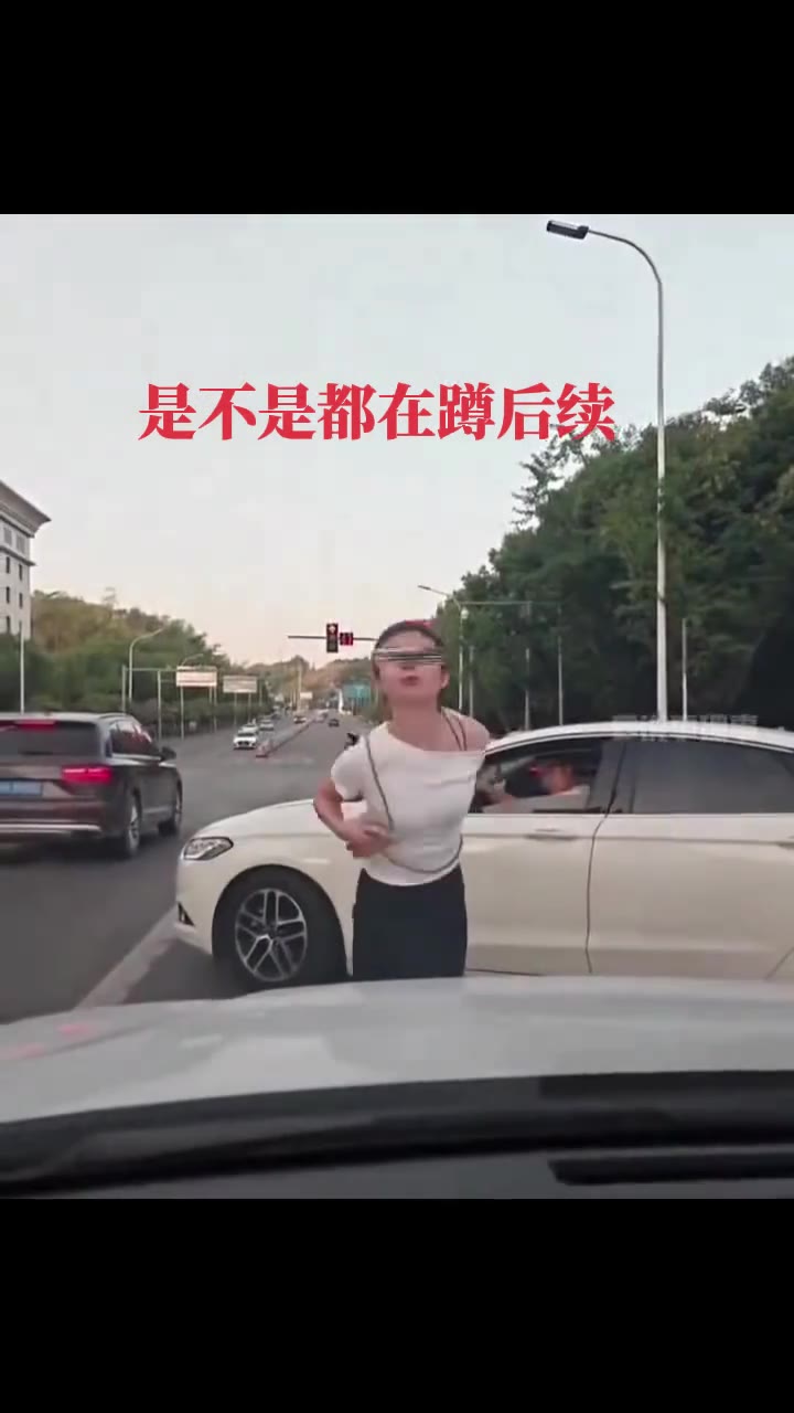 重庆通报“一女子挡道指挥加塞”:陈某(女,25岁)被行拘,其丈夫邓某(男,33岁)驾车跨实线变道加塞通行,被罚款并记分 7月23日,重庆市梁平区公安局发布警情…