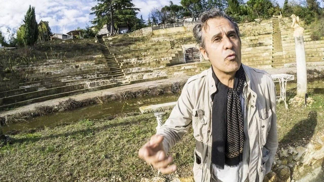 🏛😐 意大利男子伪造古罗马圆形剧场，骗了10年后入狱。 弗朗科·马洛索·冯·罗森弗兰茨把自己建造的圆形剧场伪装成古罗马遗址，十年来以每人40欧元的价格带游客参…