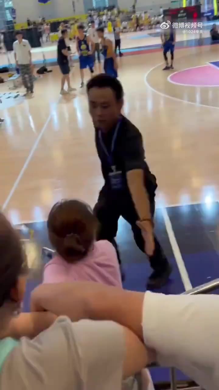 某青少年篮球公开赛，家长因为儿子争球时摔倒受伤，然后她就在旁边骂裁判。 还爬进去想打和他儿子争球的球员，最终被工作人员架走。目击者称，当时争球是合规动作，没有…