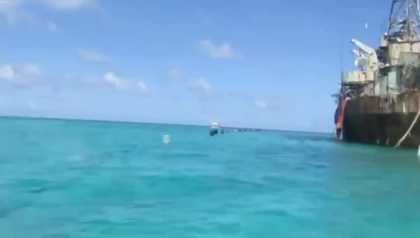 菲律宾在非法坐滩的马德雷山号周围布设了由水桶/油桶连接组成的阻拦结构 #南海（视频 1/1）