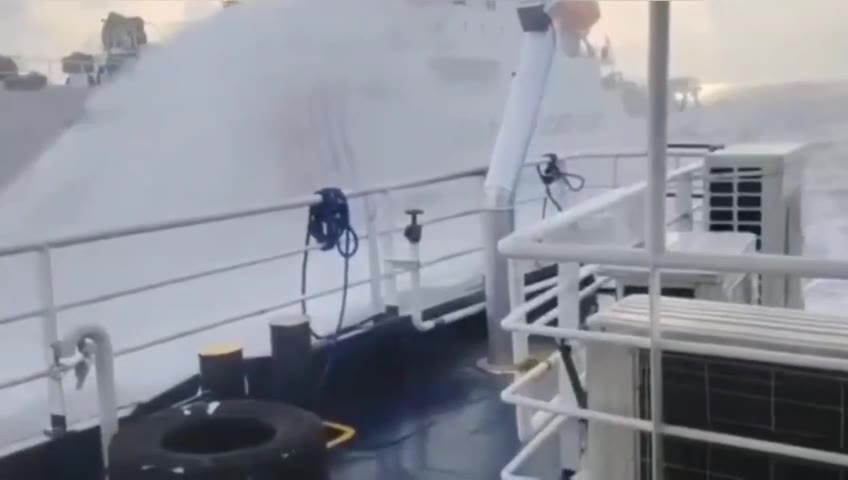 7月23日中国海警在黄岩岛驱离菲律宾海岸警卫队和渔业及水产资源局船只 #南海 #冲突（视频 1/5）