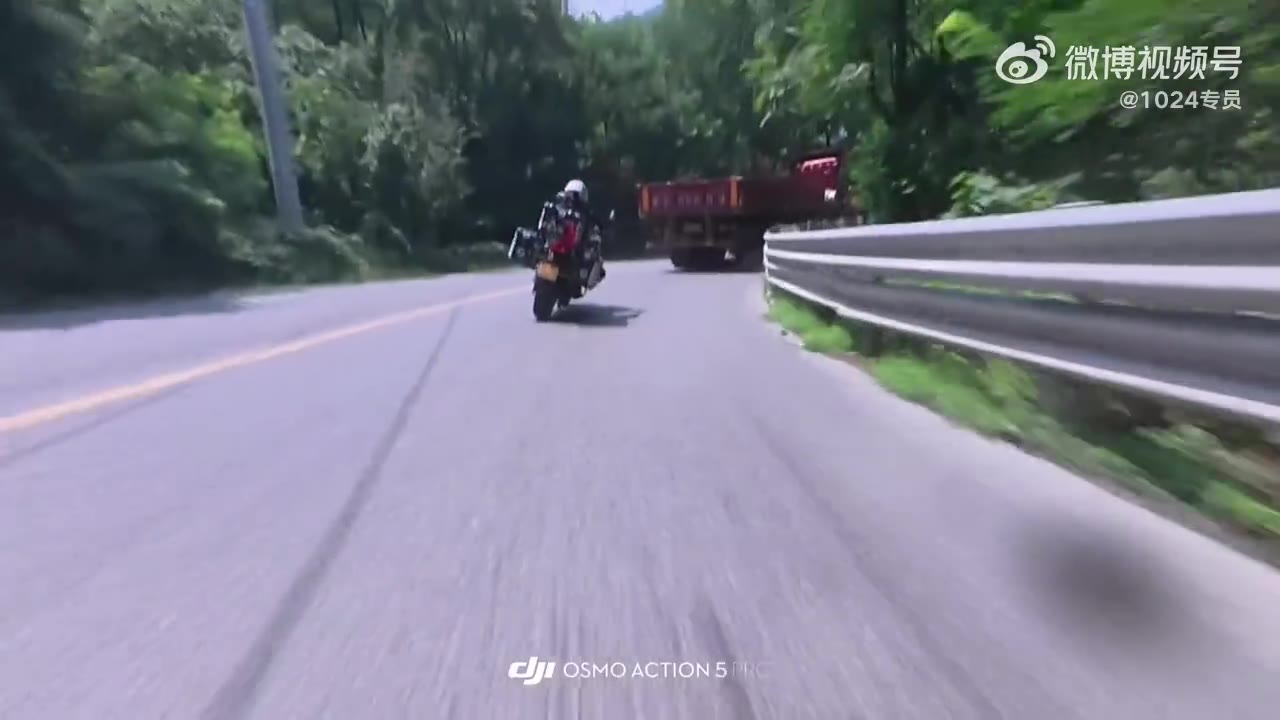 跑山骑行/开车一定要留心安全，弯道强行超车，怎么想都是极度危险的错误操作！（视频 1/1）