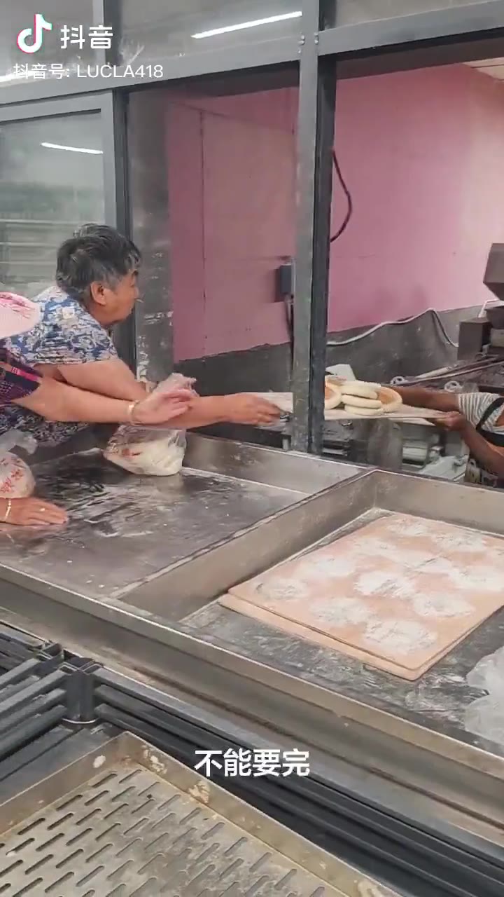 手慢无 ！大妈 #抢食（视频 1/1）