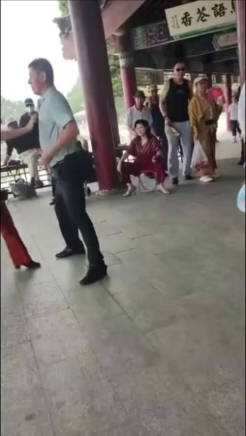 年纪大了，热舞不能乱跳，给大爷激动过去了 #广场舞 #倒地（视频 1/1）