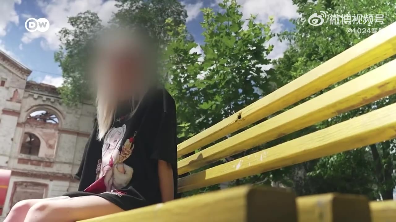 乌克兰前线性工作者——战争没有让女性离开！ 在战争的肆虐下，乌克兰涌现出一个新的市场。在前线附近的城镇里，性工作者成为了许多士兵的倾听者和慰藉来源，有时甚至是…