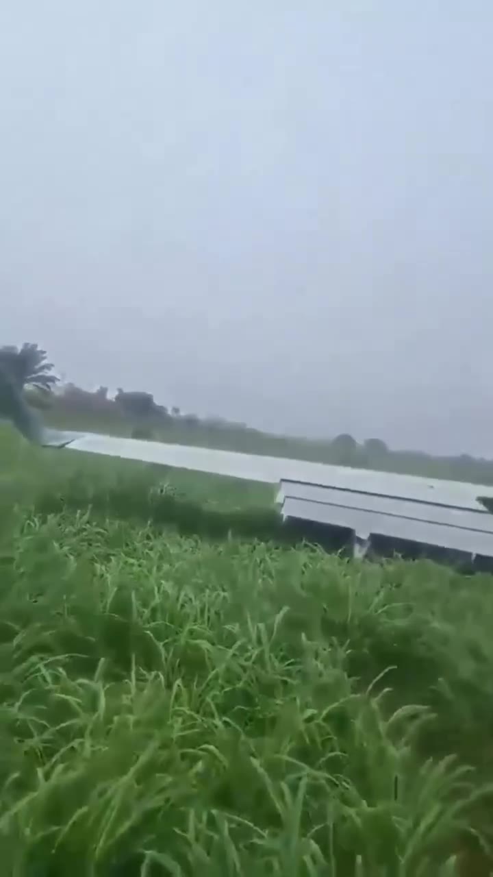 飞机🛩降落失控（视频 1/2）