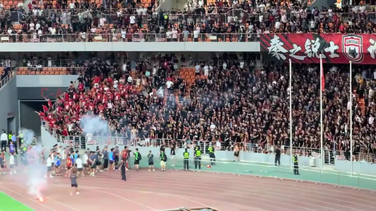失望的陕西联合球迷们。。。 22日晚间，甘肃兰州，2026 足协杯 1/8 决赛上演西北足坛德比，中乙兰州陇原竞技坐镇兰州奥体中心迎战中甲陕西联合。 最终兰州…