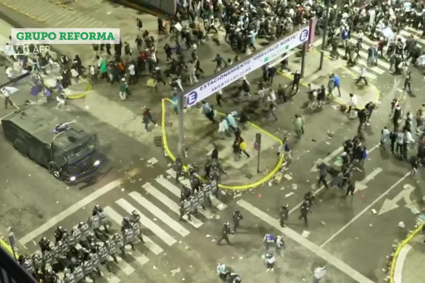 世界杯失利后阿根廷国内爆发骚乱 当地时间7月19日，阿根廷民众因本国足球队在本届美加墨世界杯决赛赛场落败心生不满，首都布宜诺斯艾利斯随即发生骚乱。 骚乱事件中…