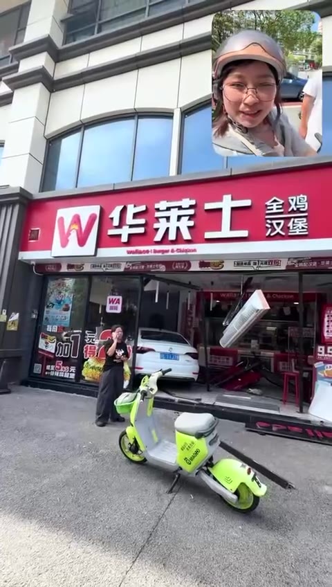 22日，江西鹰潭，贵溪网友发布：车辆冲进华莱士 #冲店（视频 1/2）
