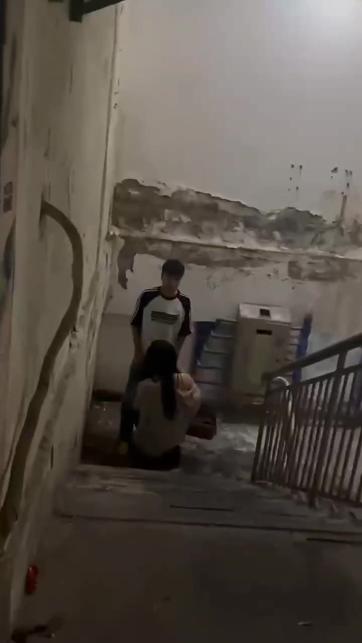 哈哈在楼梯间口交被发现啦（视频 1/1）