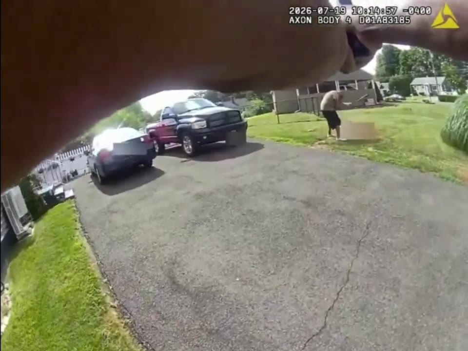 🇺🇸 #梅里登 警员开枪射击，一男子持棒球棍袭击69岁男子，造成一人死亡。 警员奥菲埃利是第一个到达现场的人，他目睹了38岁的罗伯特·李·詹金斯三世（Robe…