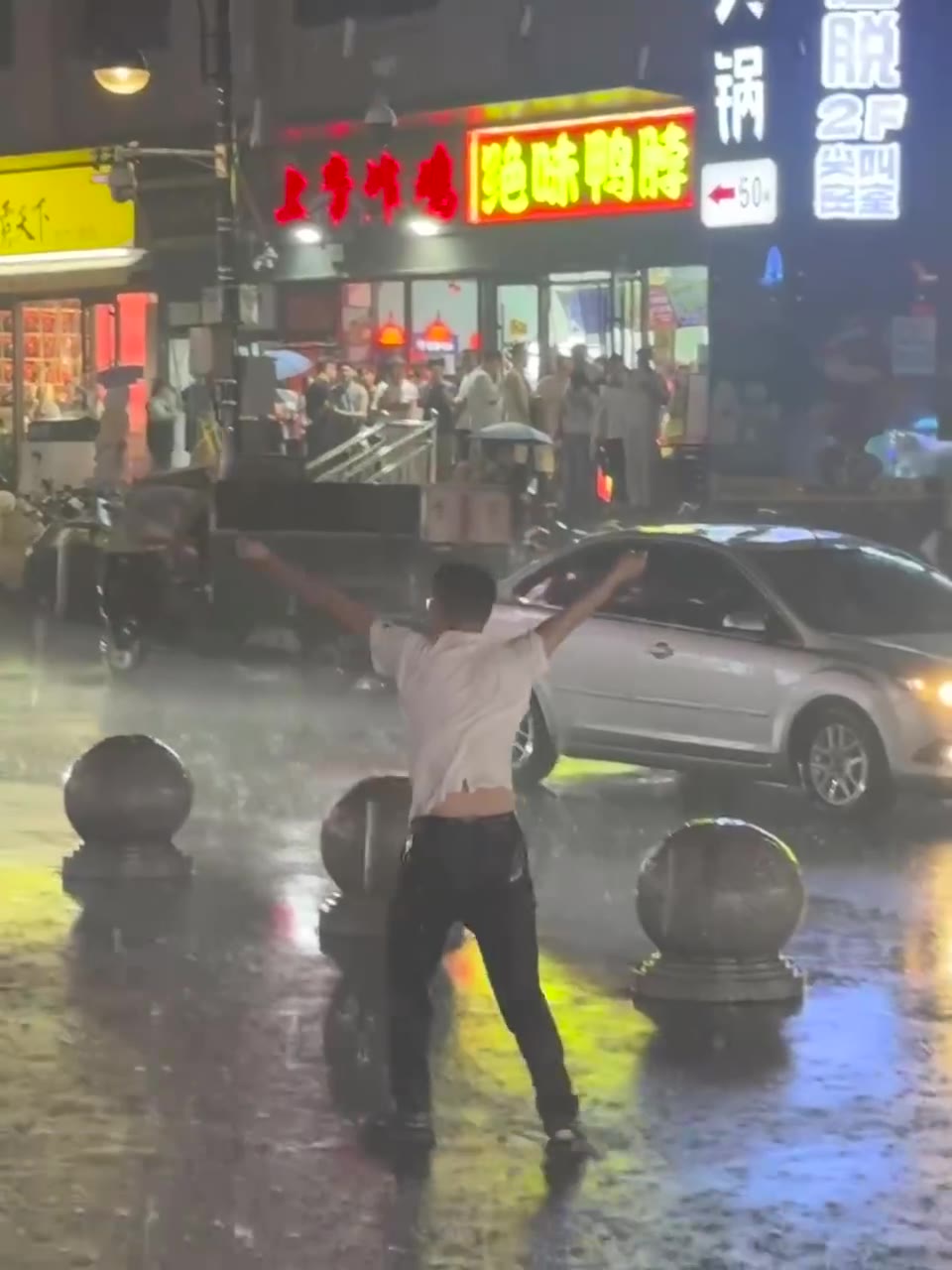 山西太原柳巷，据说是男子因赌球输了情绪失控 淋雨中 #崩溃（视频 1/2）