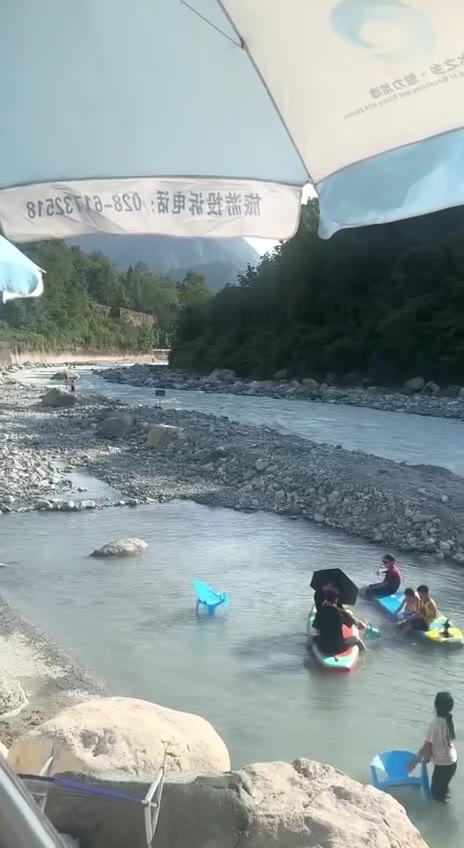 7月22，下午5:30左右，都江堰虹口，，必须给救人大哥点赞 ❤️ ❤️❤️差点就吃上席。（视频 1/2）