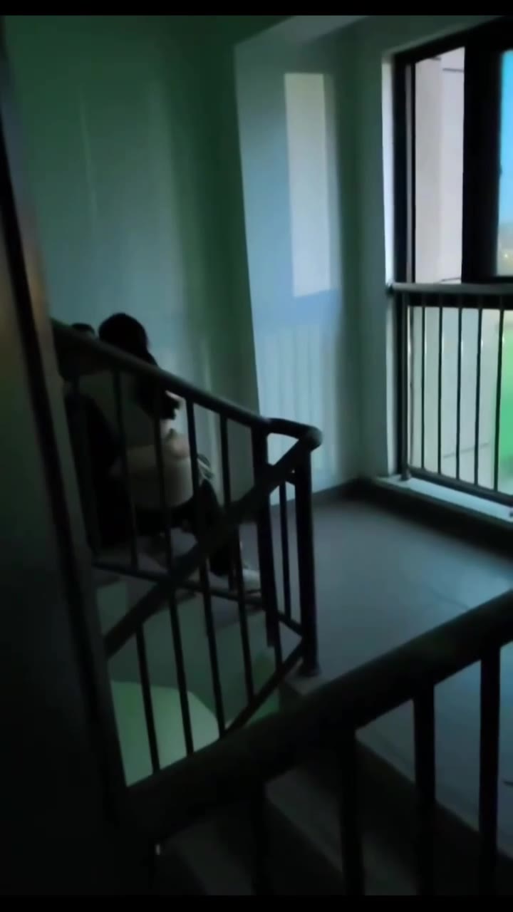 楼梯 #激情 我怎么上楼 ？（视频 1/1）