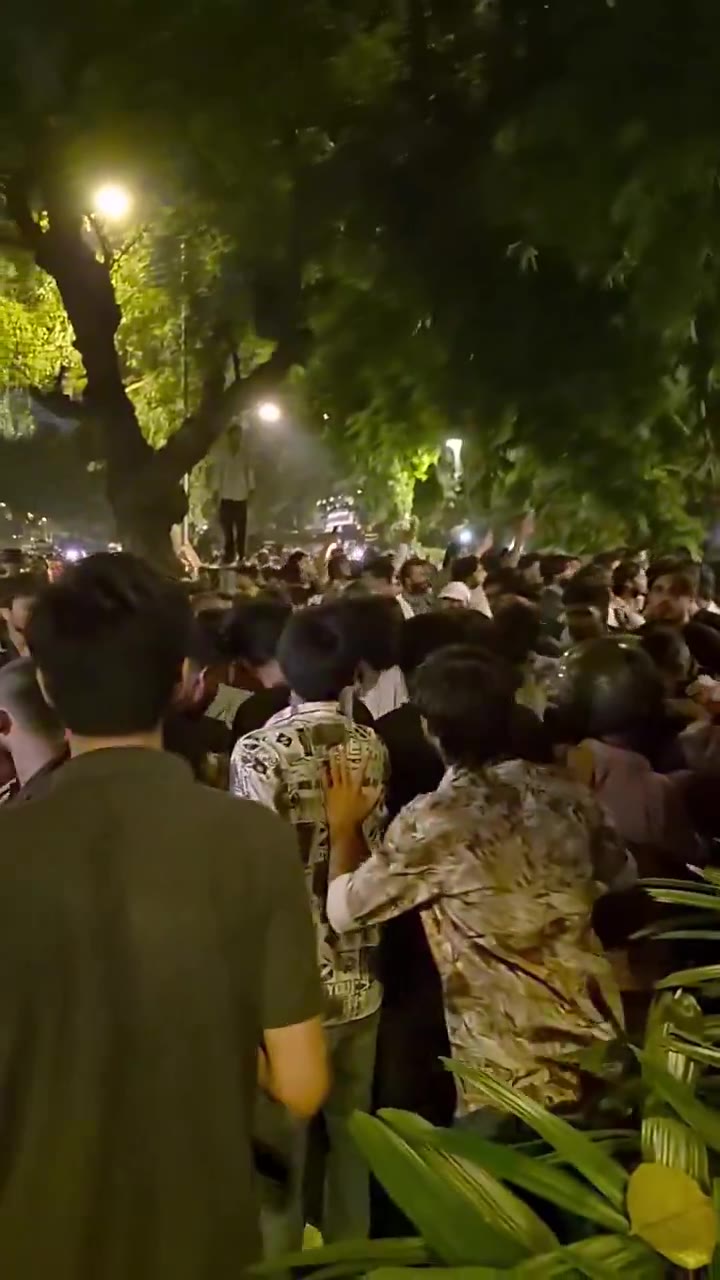 印度「蟑螂人民党」抗争扩大：万人游行爆发冲突，绝食抗议者被带走点燃众怒 从网路迷因逐渐发展为反印度政府势力的「蟑螂人民党」（Cockroach Janta P…