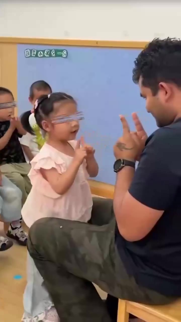 看不出是早教机构还是幼儿园，这个阶段用得着找个带纹身的印度人教英语吗？ #美丽印度 印度 入侵（视频 1/1）