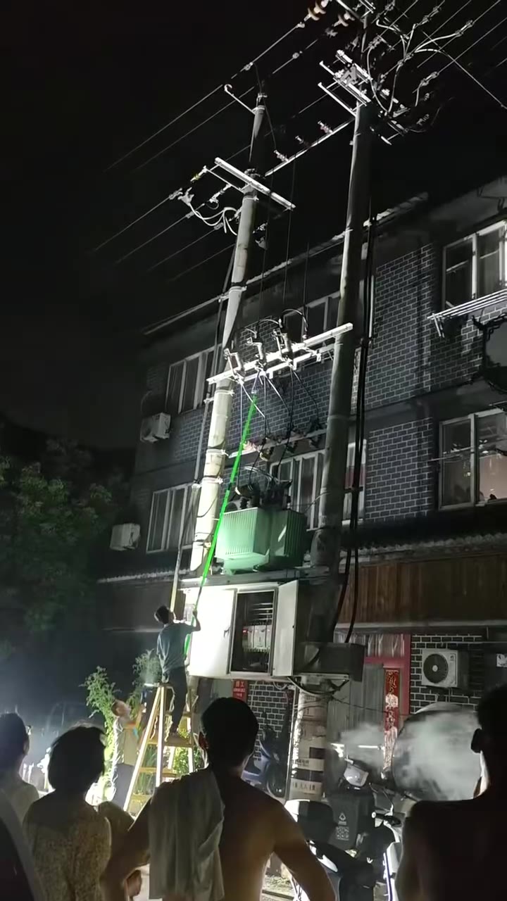 #触电 ⚡ 变压器 #爆炸 电工师傅还在不？（视频 1/1）