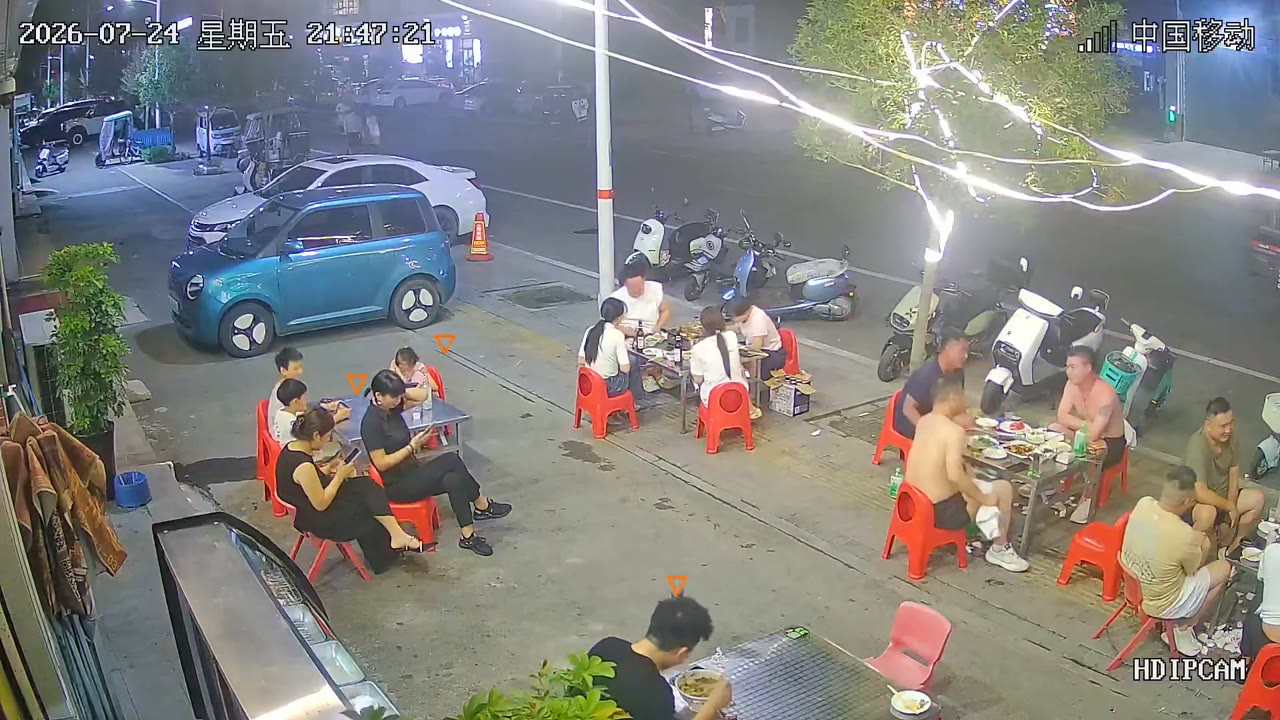 7月24日 河南漯河 监控画面显示，一辆汽车突然冲向路边夜市正在吃宵夜的人群，疑似有两人遭到严重撞击 #车祸 #人体保龄球（视频 1/3）