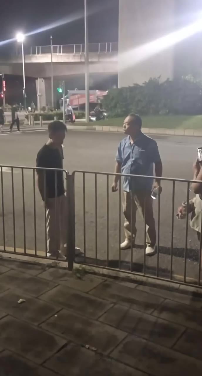 吐口水 喷水 1v1（视频 1/1）