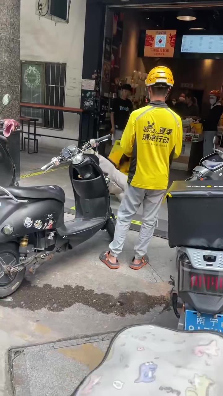 这次是黄色军团的内战 #外卖员 #打架（视频 1/1）