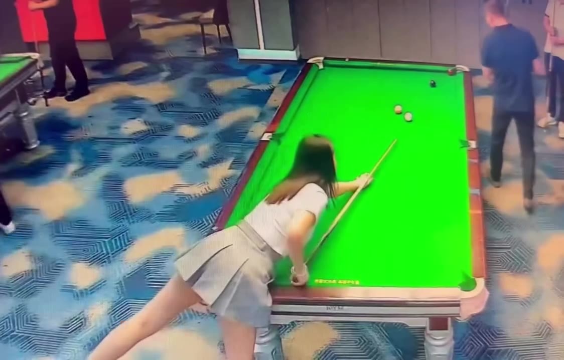 教大家一个新的杆法：跳杆 @qqxiha #美女 #台球（视频 1/1）