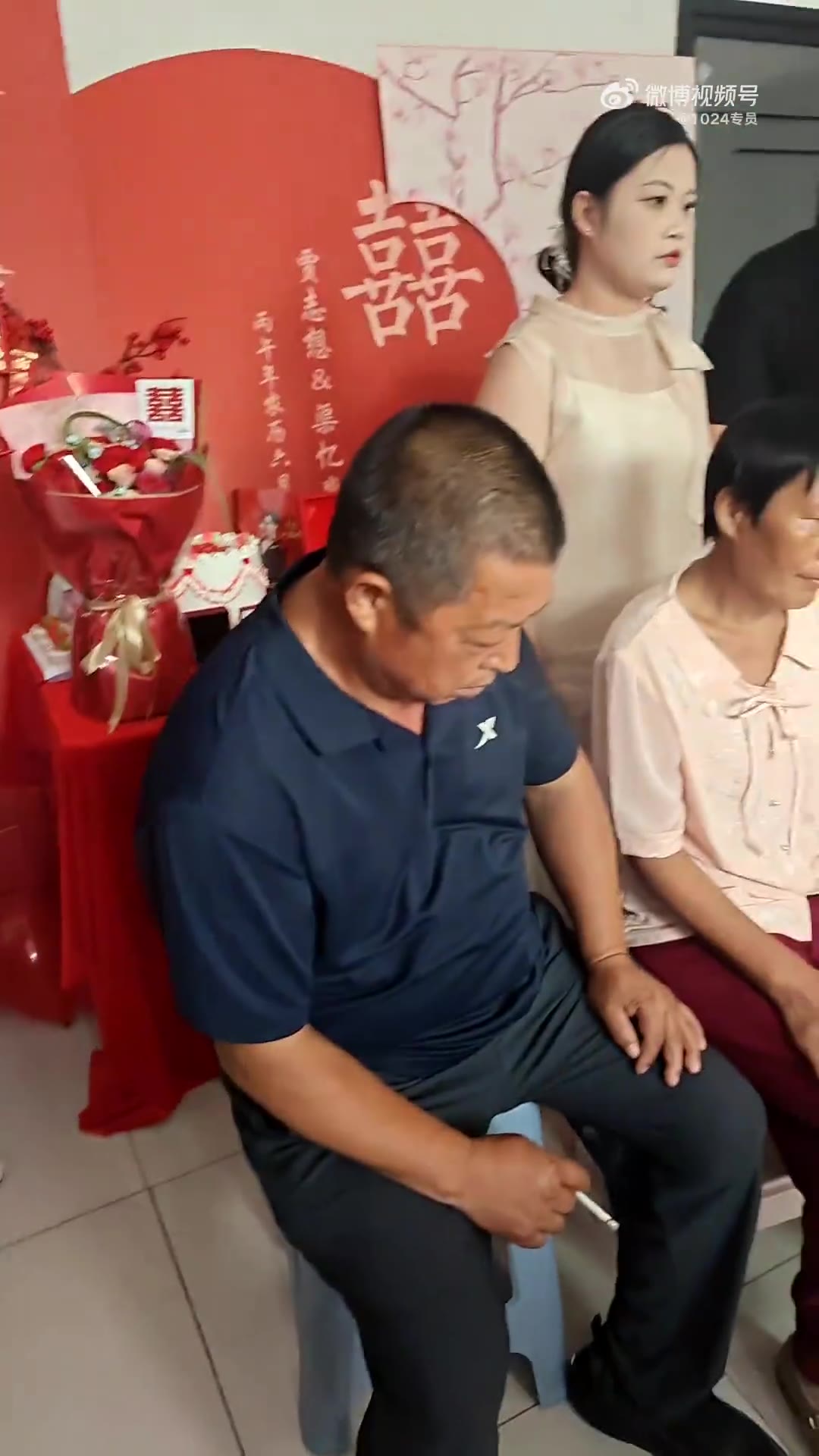 订婚这么开心的事，怎么觉得几人表情都不太对呢🤡 钱不到位 ？ #结婚（视频 1/1）