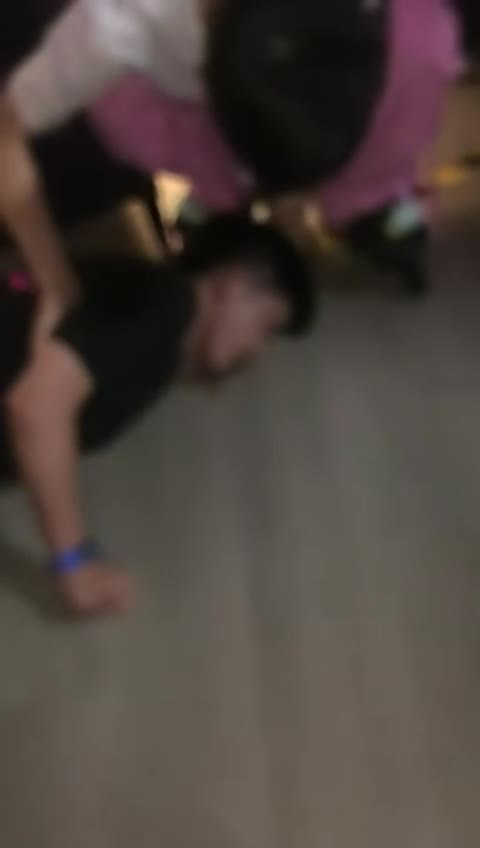 7月26日，广东江门台州溜冰场，一男子溜冰摔倒后脑勺不治身亡 #抽搐（视频 1/2）