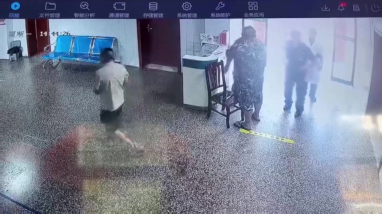 医院的保安起到什么作用。他还坐下了 #打人 #暴打 #彻底疯狂 （视频 1/1）