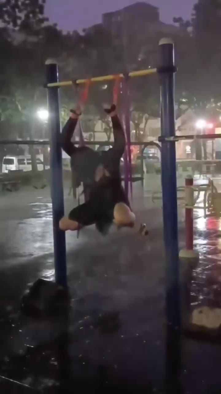 #主人的任务 #户外 淋雨 #调教 会玩喔 🕺（视频 1/1）