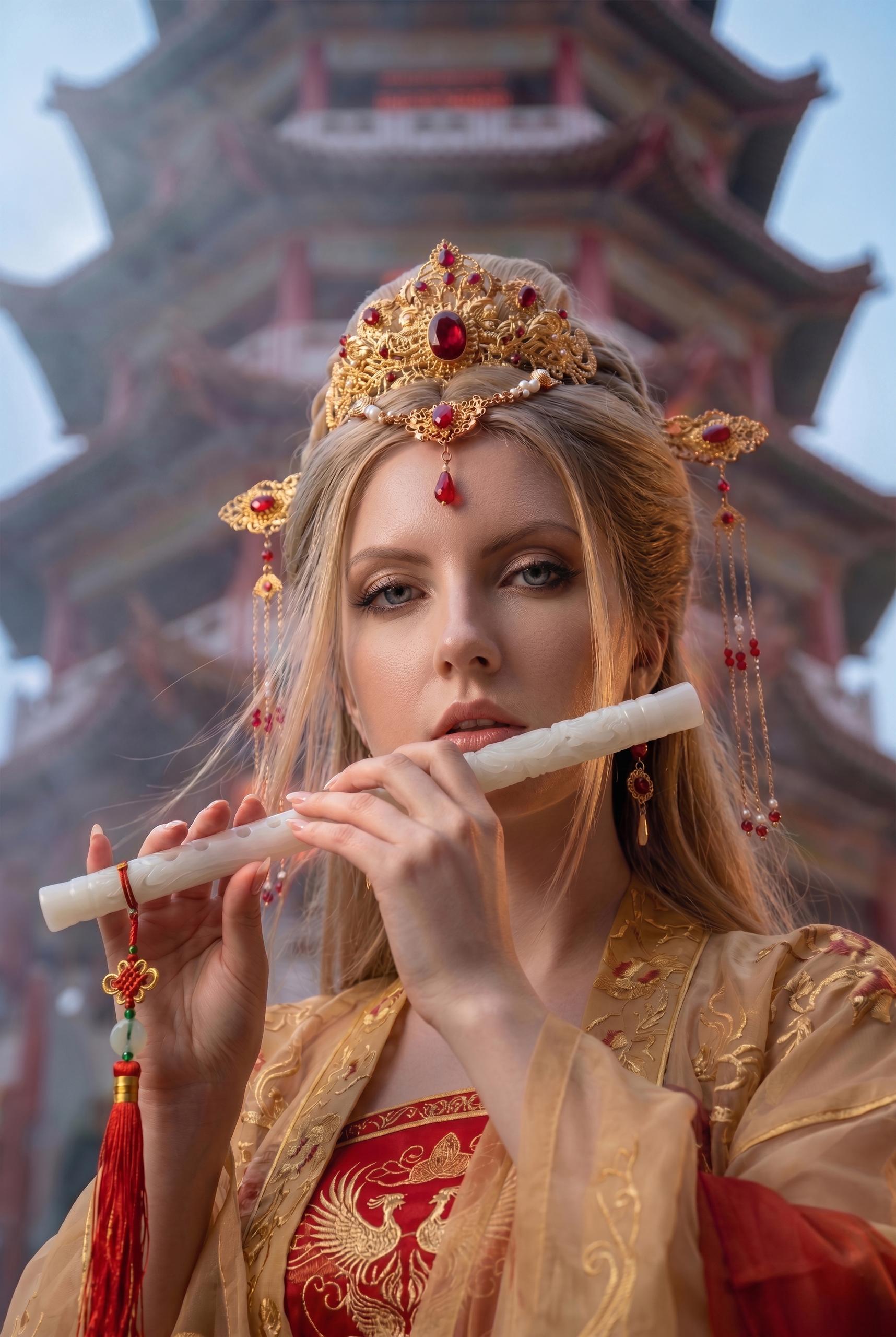 你好，这位是仙气飘飘的罗刹国女侠 带我家俄罗斯太太在马来西亚庙宇拍了一组汉服。 之前在天后宫拍的时候，有人说为什么披头散发，看着像妖[汗颜R]。 其实那天是吉隆坡正午 38℃，顶着全妆和厚厚的汉服袍子，真的快被热化了。 后来当地朋友推荐我们去云顶高原（Genting Highlands）的清水岩庙（Chin Swee Caves Temple Kuil Gua Chin Swee），还开车亲自带我们过去。 山上大概只有 18℃，一下从“吉隆坡桑拿房”回到我们熟悉的“北欧舒适…（图片 4/8）