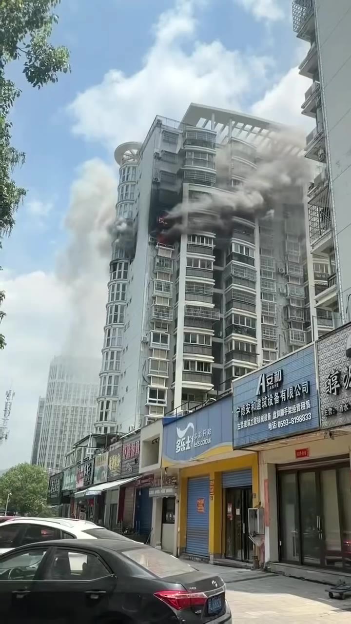 7月20，中午，宁德霞浦万豪世家，，放暑假了，孩子如果独自在家，千万要做好安全隐患普及，希望人平安！ #居民楼 #火灾（视频 1/5）