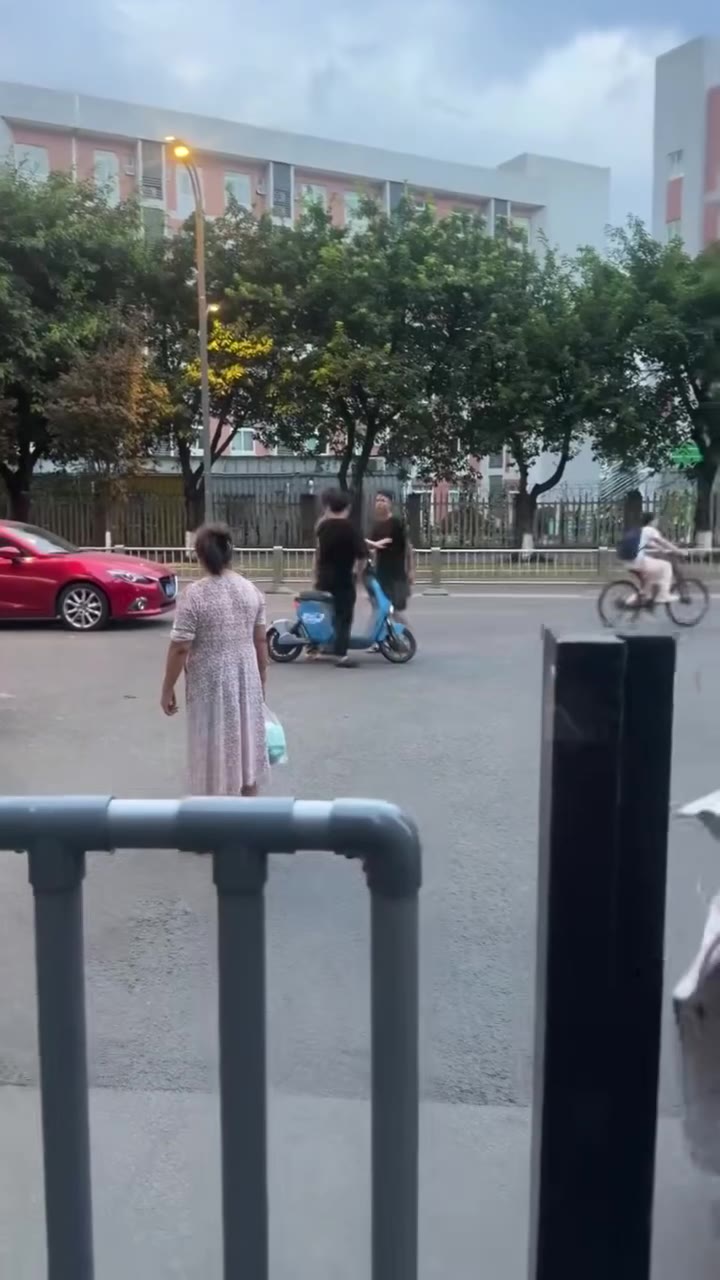 7月26日下午，泸定南高速路口突发泥石流 小打小闹（视频 1/1）