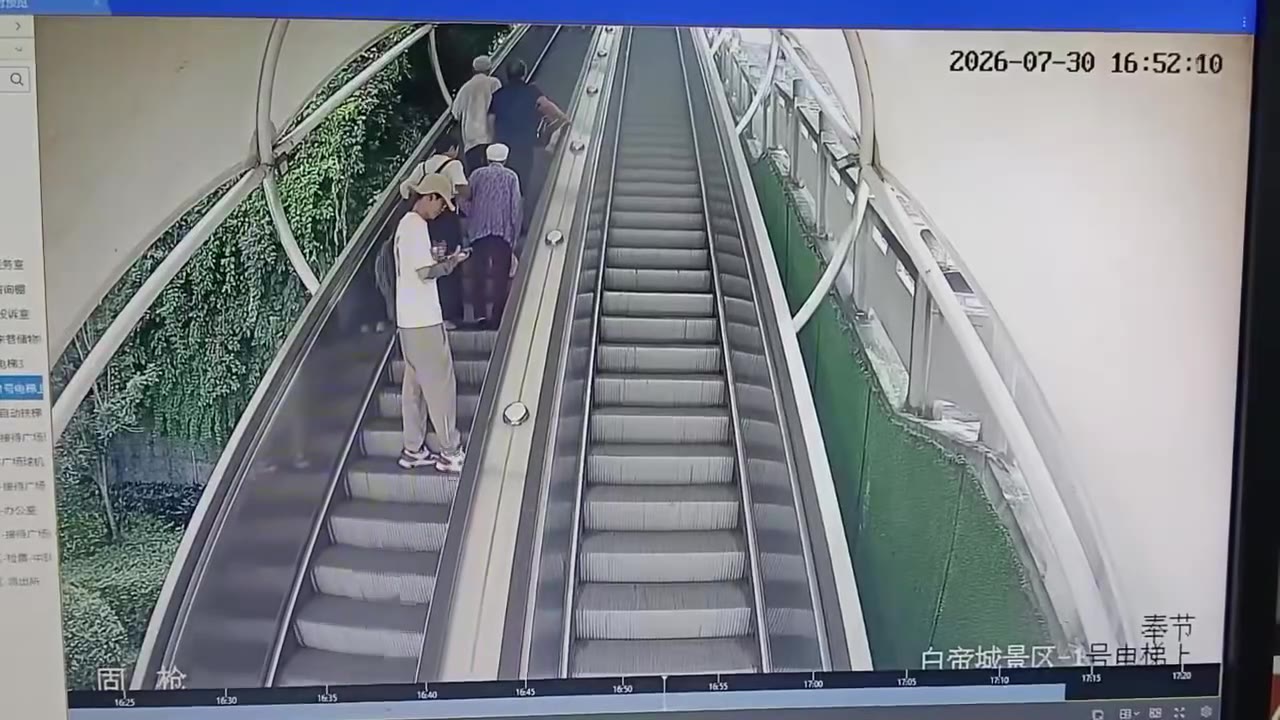 #手扶电梯 老人 摔倒 年轻人一脸懵逼（视频 1/1）