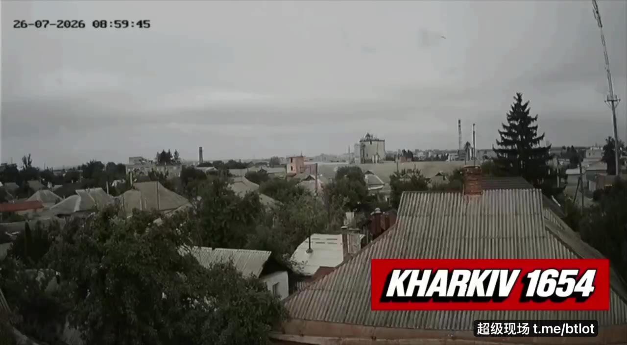 🇷🇺🇺🇦 乌克兰哈尔科夫，一栋住宅楼遭到俄罗斯导弹袭击的瞬间。据报道，一名40岁女性不幸遇难，至少有九人受伤 #俄乌战争 #战争影像 @kxiha（视频 1/…