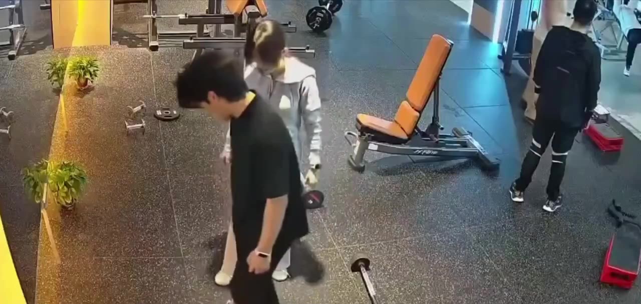 #健身房 器材 #砸人 🕺（视频 1/1）