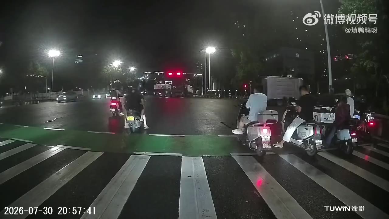 大车有责任没跑了，转弯就是应该让直行！（视频 1/1）