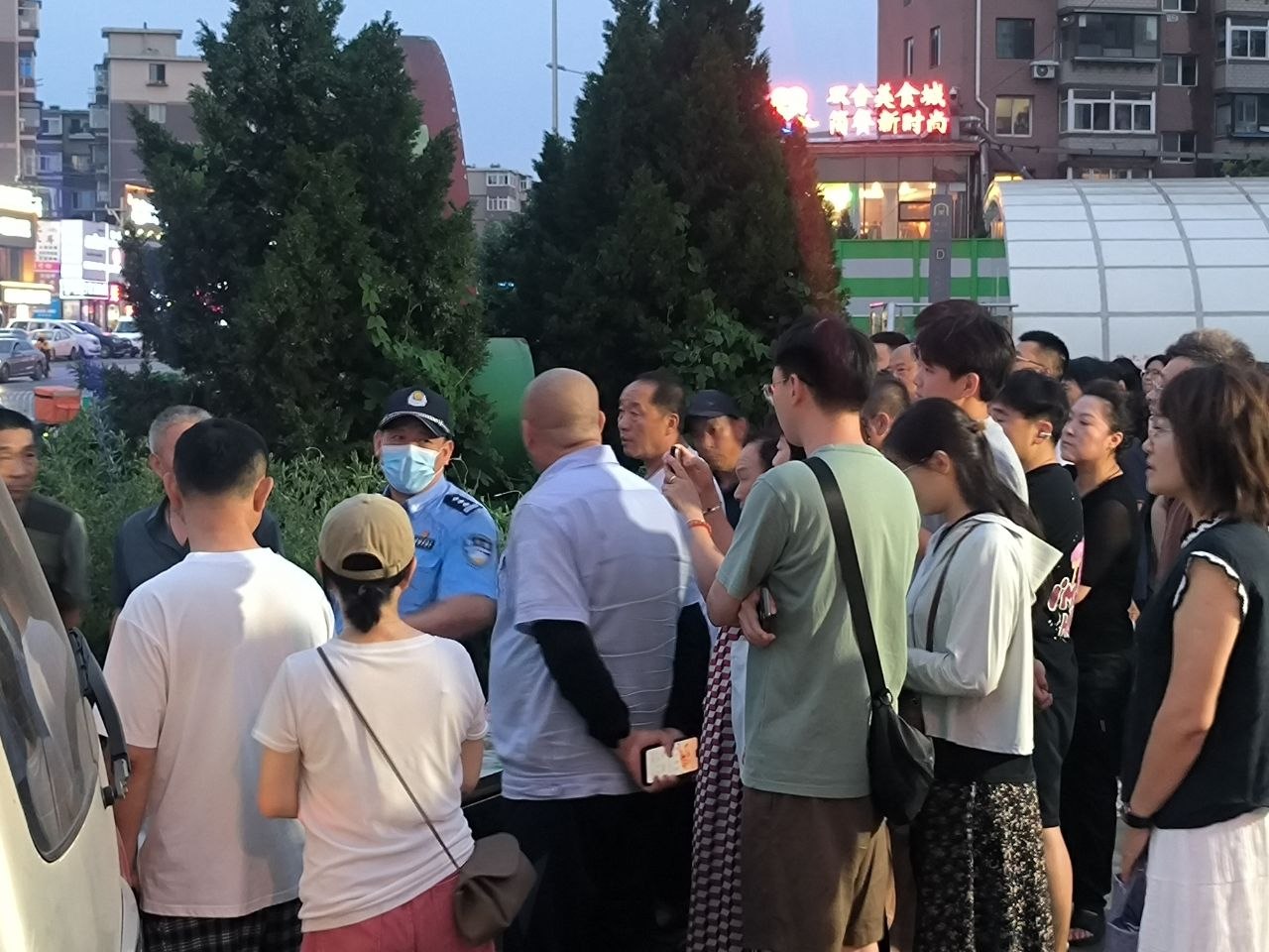 辽宁大连 山东路地铁口,城管没收羊肉串老板摆摊东西,往车上扔同时被质疑证件作假 老板娘站车上,拿上来一个 扔下一个(图片 1/6)
