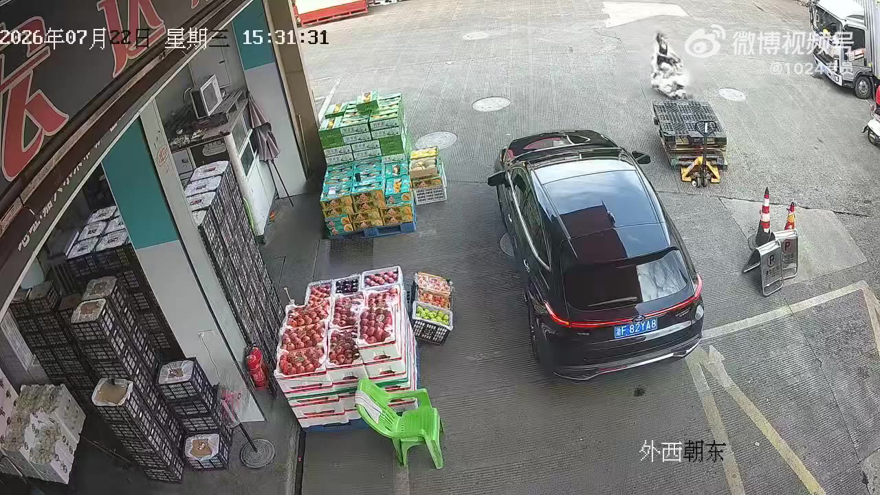 下车偷苹果，找到她以后，她让报警起诉。。。警察和法院能管这一个苹果的事吗？（视频 1/2）