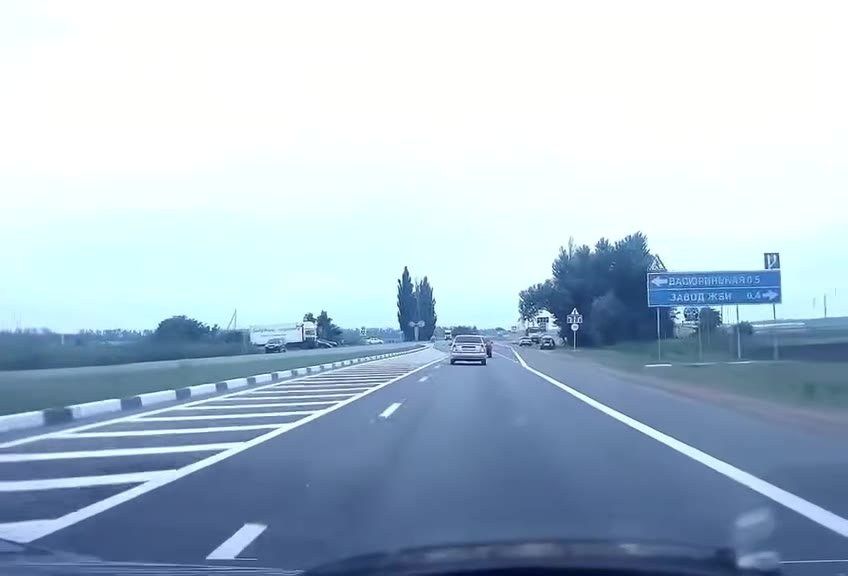 卧槽 撞上对向 #货车 #车祸 直接吃席了吧 ！（视频 1/1）