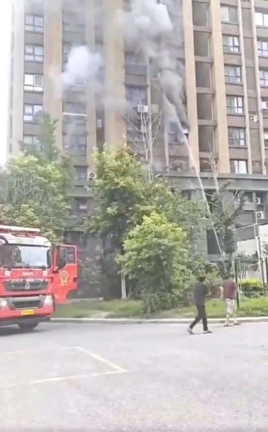 #火灾 楼层又不高，消防员救援时为何不带云梯！？最终导致在窗外等待救援的母子不幸 #坠落 #坠楼 #居民楼 （视频 1/1）