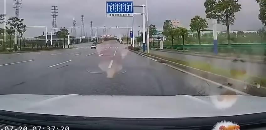 行车记录仪 的一幕（视频 1/4）