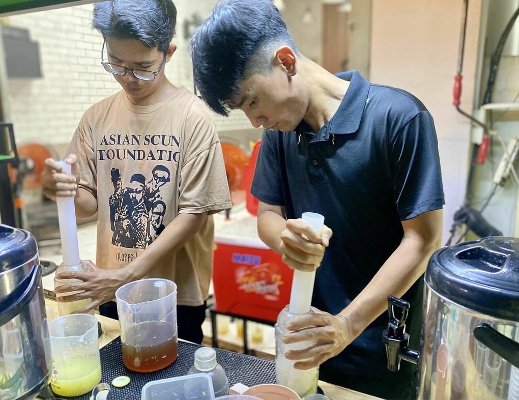 🇨🇳🇻🇳在越南掀起热潮的5种中国美食 近三年来，多种源自中国的美食和饮品通过短视频平台进入越南市场，一度引发年轻人排队抢购。曾在越南爆红的包括： 石板烤香肠：…