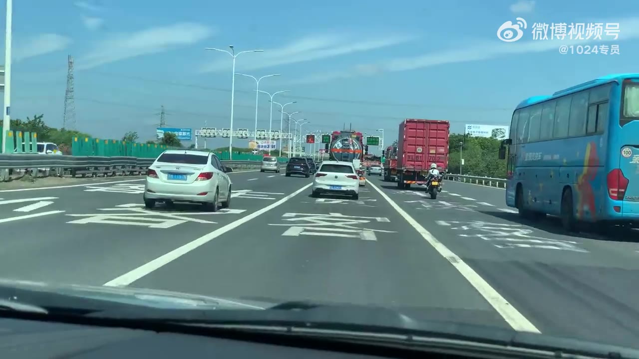 这技术跟在卡车后面骑行，危险……！（视频 1/1）